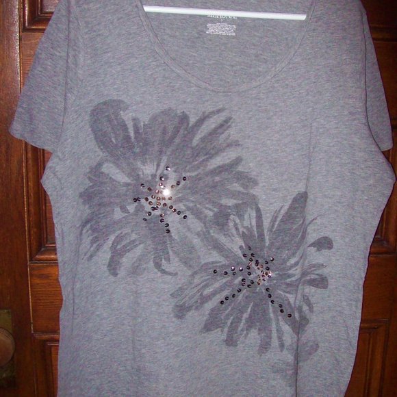 ~~~ COMFORTABLE Fitting TEE with a Few Decorative Sequins ~~~ - Picture 1 of 1